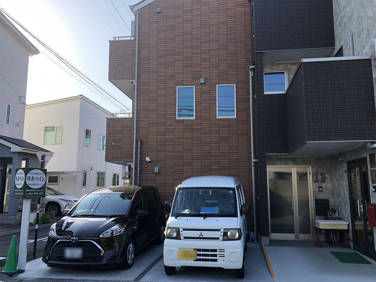 グループホーム外観(レンガ色3階建て)