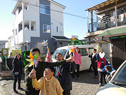 ボランティアたちと創作(風車作りと体験)